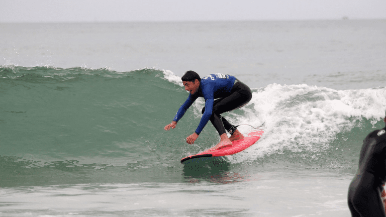 erreurs reprise surf - un homme fait du surf