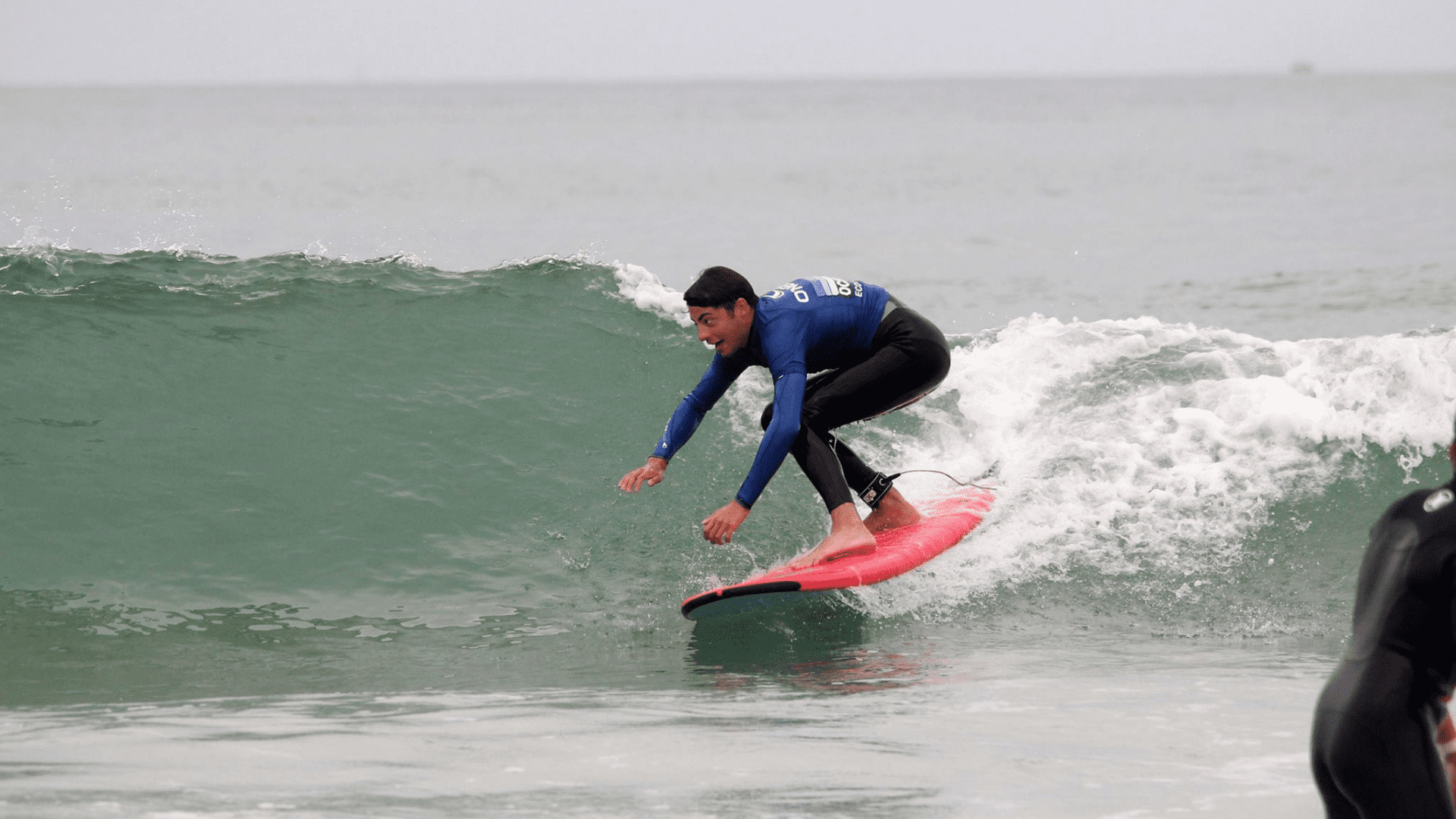 erreurs reprise surf - un homme fait du surf