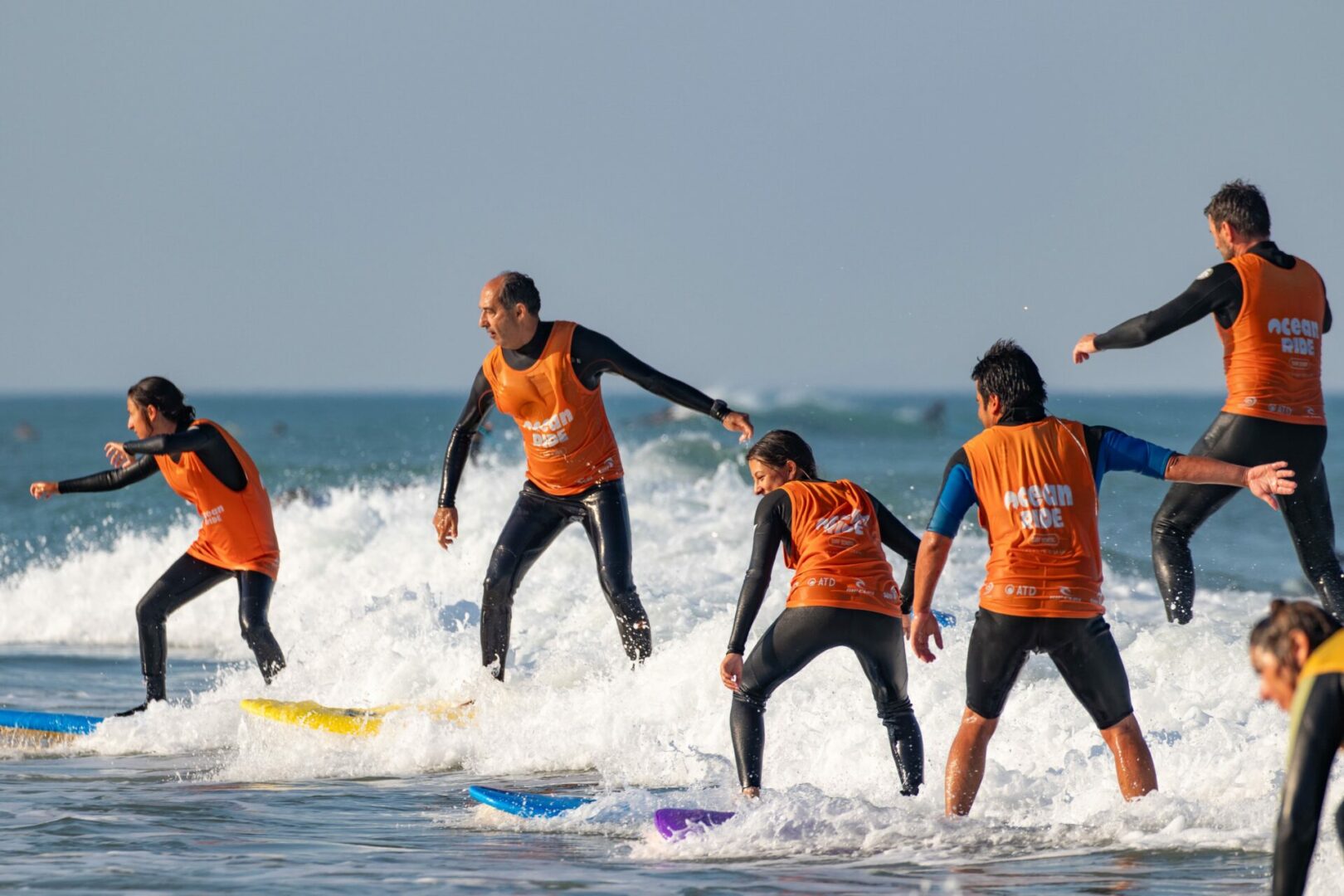 plusieurs personnes font du surf pour leur teambuilding à Lacanau