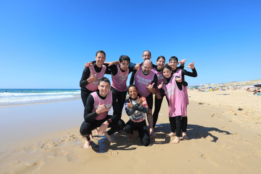 première session de surf en famille avec une monitrice d'Ocean ride