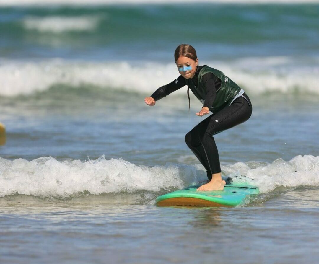 jeune fille faisant du surf en famille à Lacanau à Ocean ride