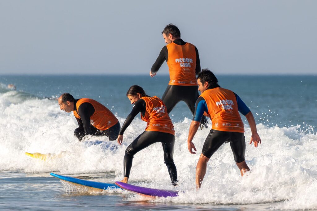 4 surfeurs prennent un cours de surf en groupe à Lacanau