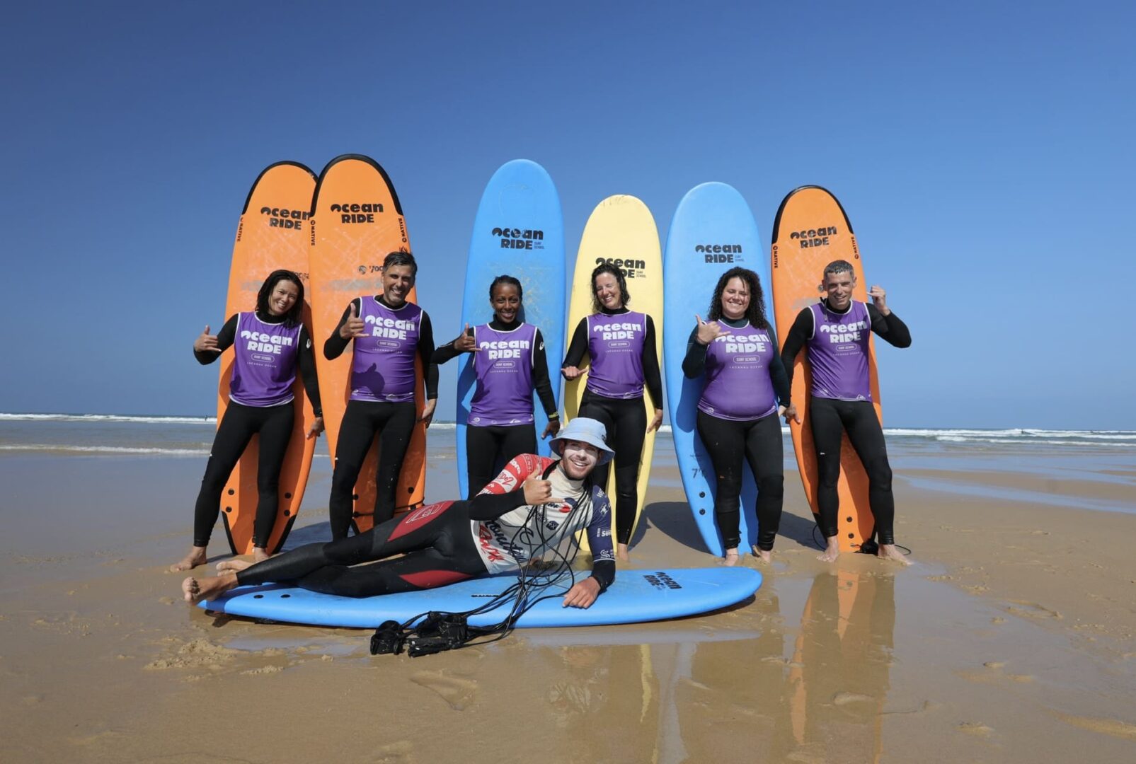 un moniteur de surf à Lacanau avec ses 6 élèves qui surfent en groupe