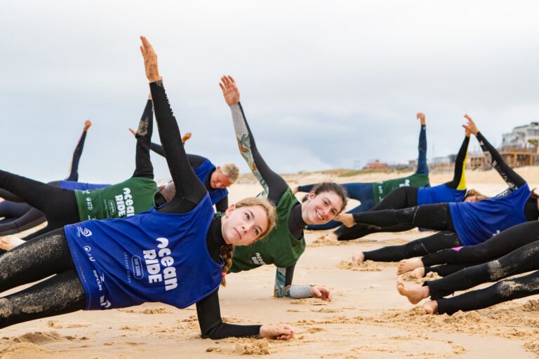 surf en hiver - des personnes font du sport sur la plage