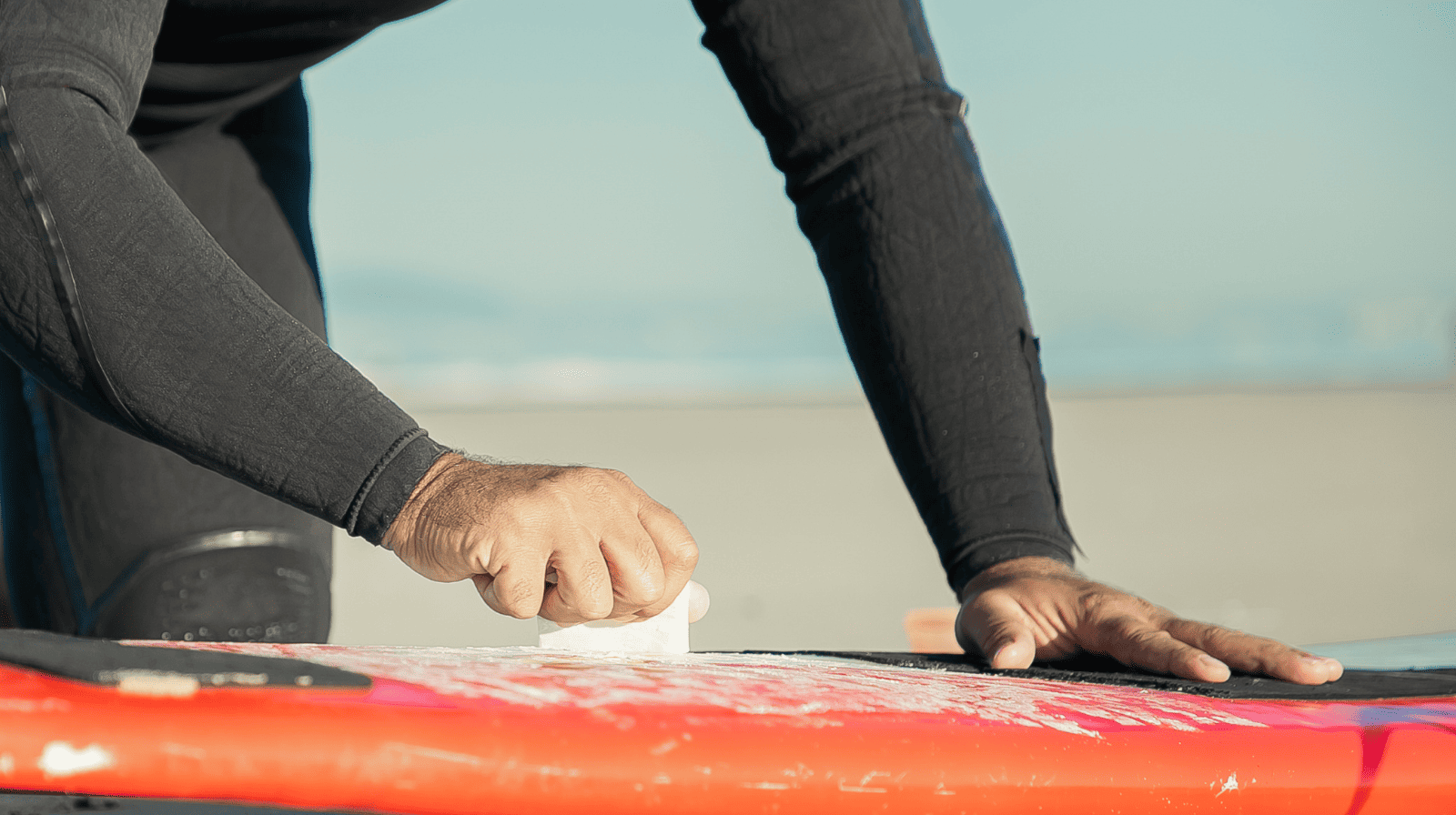 un homme explique comment entretenir sa planche de surf