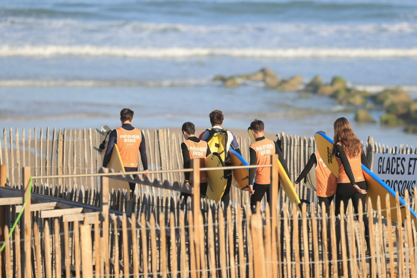 Débutants en cours de surf à Lacanau vont sur la plage