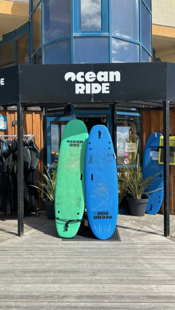 des planches de surf devant l'école à Lacanau Ocean Ride