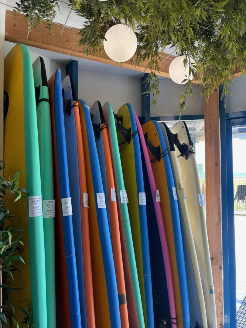 des planches de surf devant l'école à Lacanau Ocean Ride